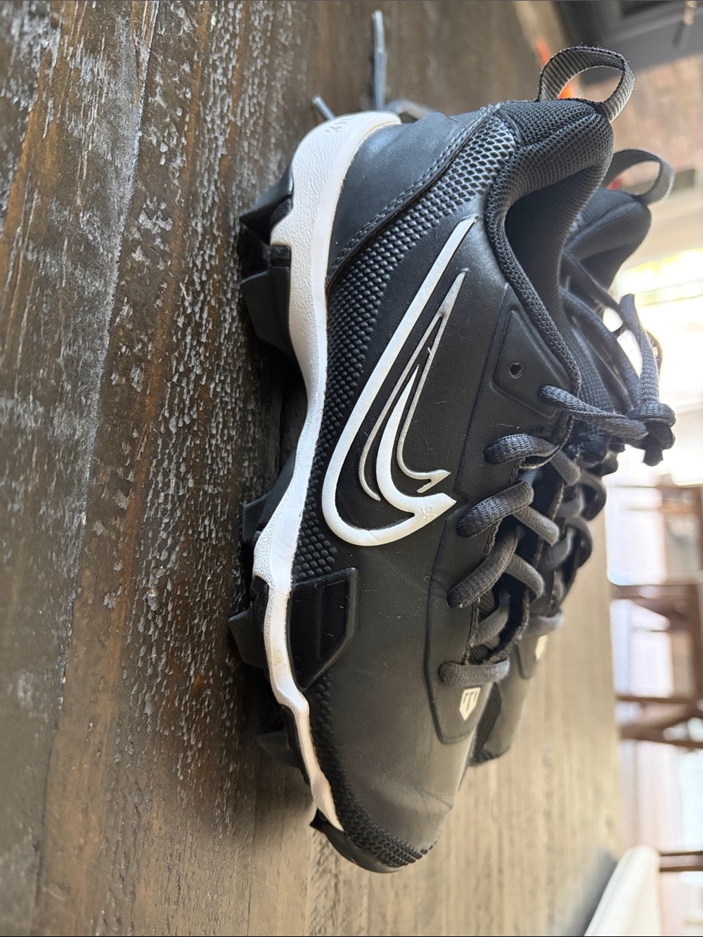 Kid’s baseball Nike Black and White Athletic Cleats - Picture 4 of 8